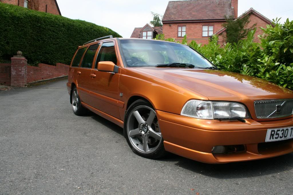 Quick detail on my Saffron Volvo V70R Detailing World