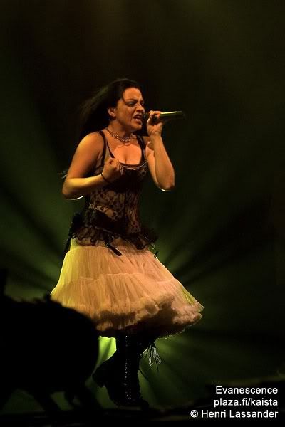 Amy Lee Singing Live Image