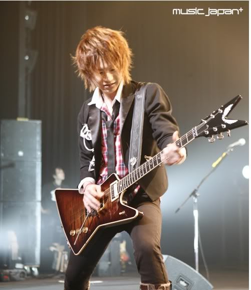 http://i210.photobucket.com/albums/bb23/Kyashii628/guitar.jpg