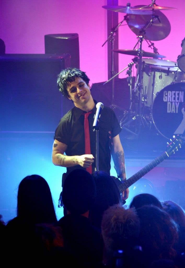 234452_2005-01-10_-_Green_Day_perfo.jpg