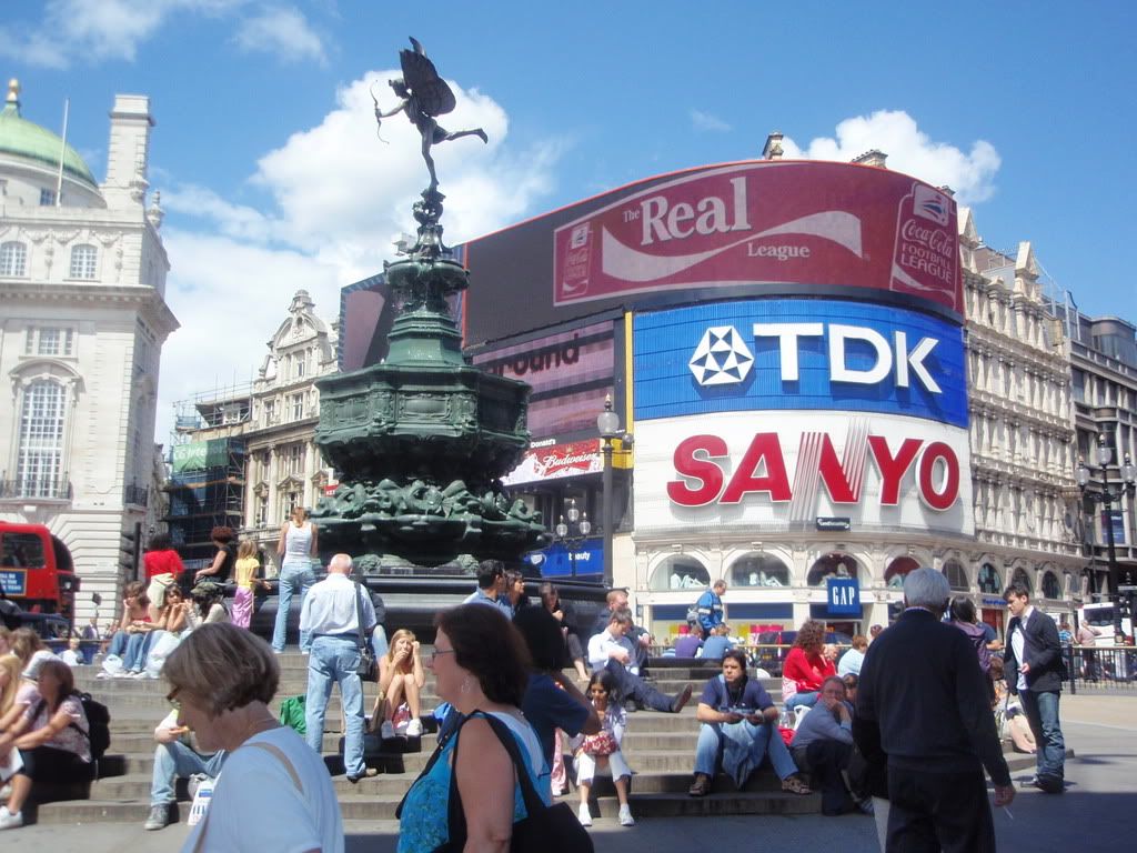 16+ Piccadilly Circus London Times Square Background