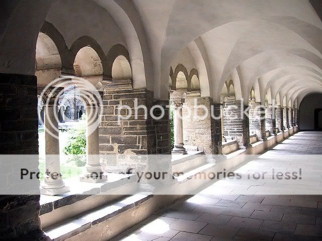 cloister_of_the_monastery_Unser_Lie.jpg picture by lstlight